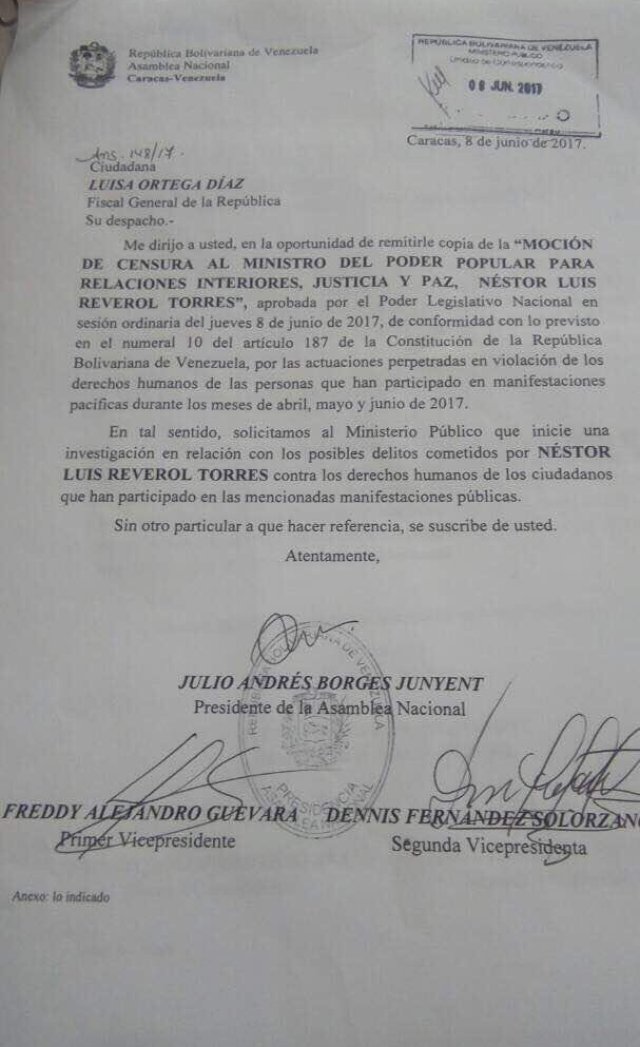 La notificación de moción de censura que fue entregada a Reverol. Foto: Stalin González