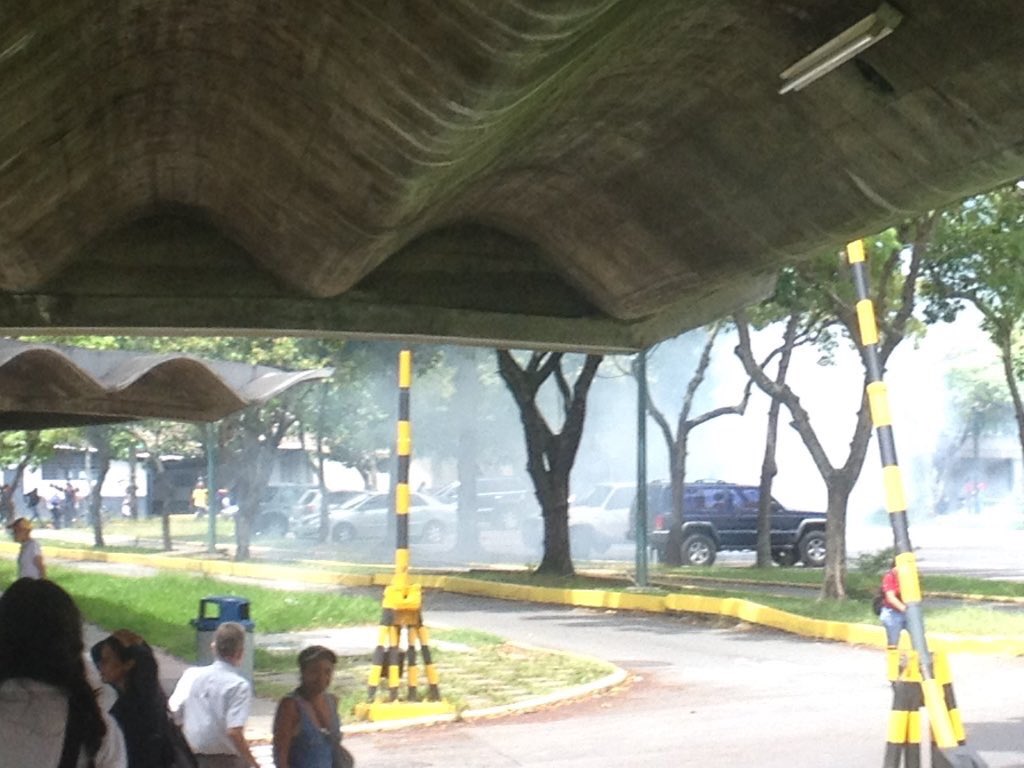 Violación de autonomía universitaria deja siete heridos: Disparan lacrimógenas en la UCV #5Jun (Video)