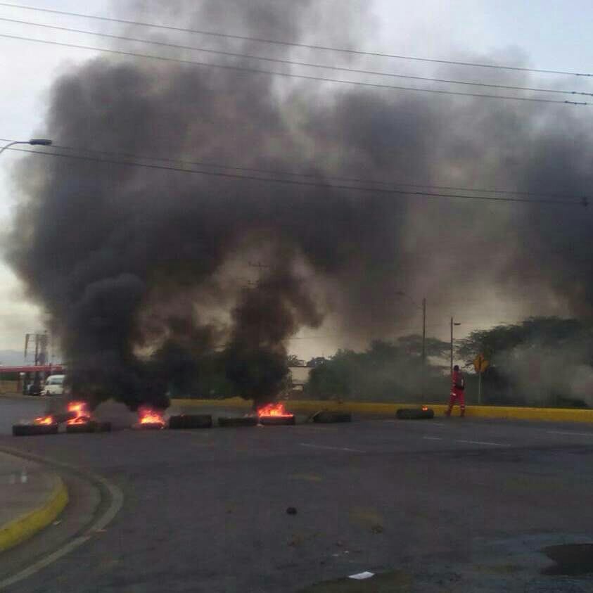 Barricadas mantienen cerrados los accesos a Lechería #12Jun (Fotos)