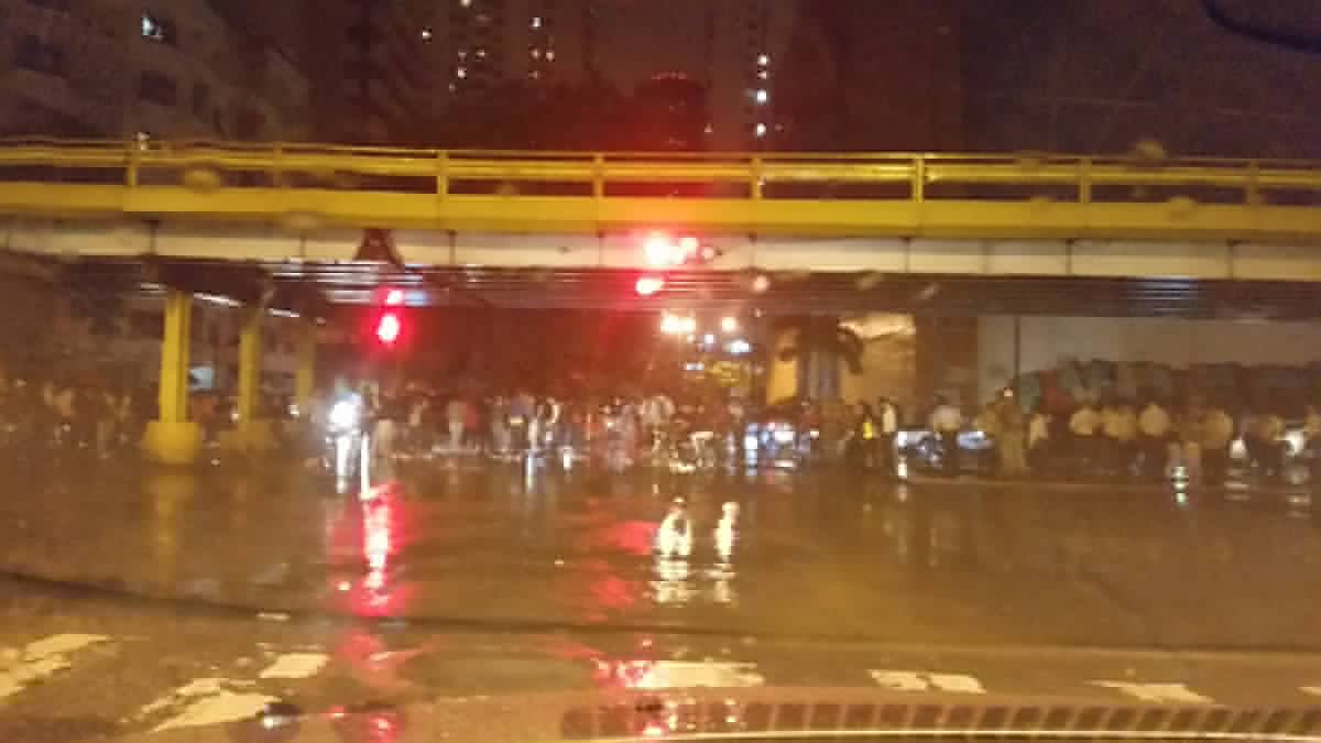 ¡Ni la lluvia los detiene! Reportan protesta en La Candelaria (Fotos)