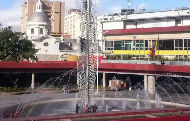 Hombre subió a estructura metálica de la plaza Diego Ibarra (Foto)