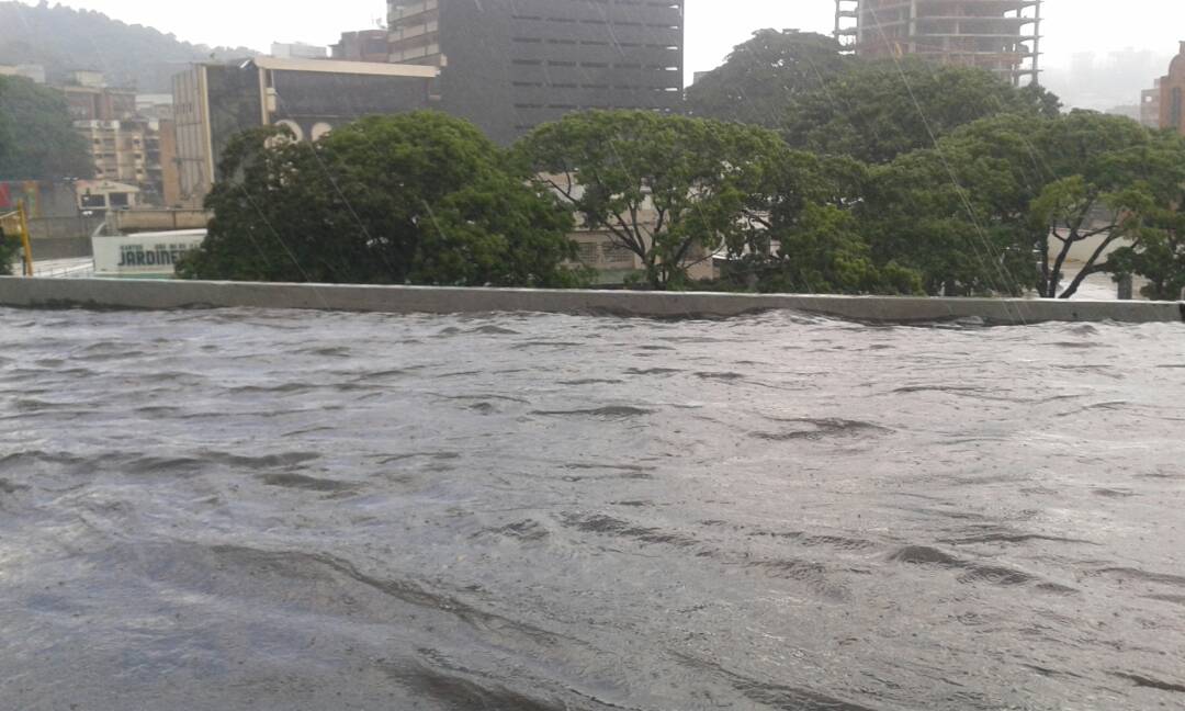 Autopista Prados del Este colapsó este martes tras las fuertes lluvias