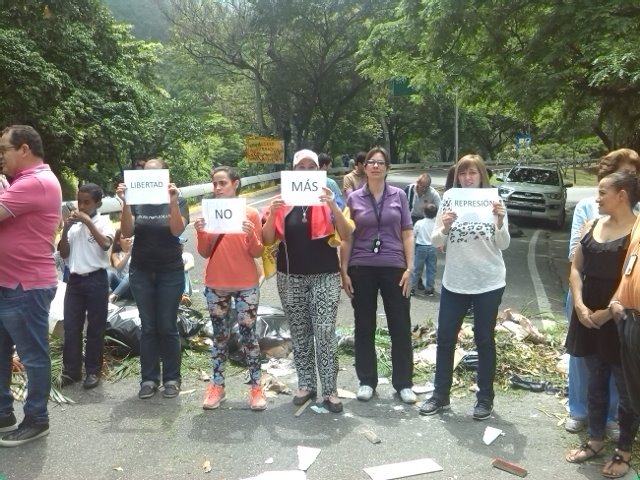 El trancazo también se lleva a cabo en accesos a la Cota Mil #23Jun (Fotos)