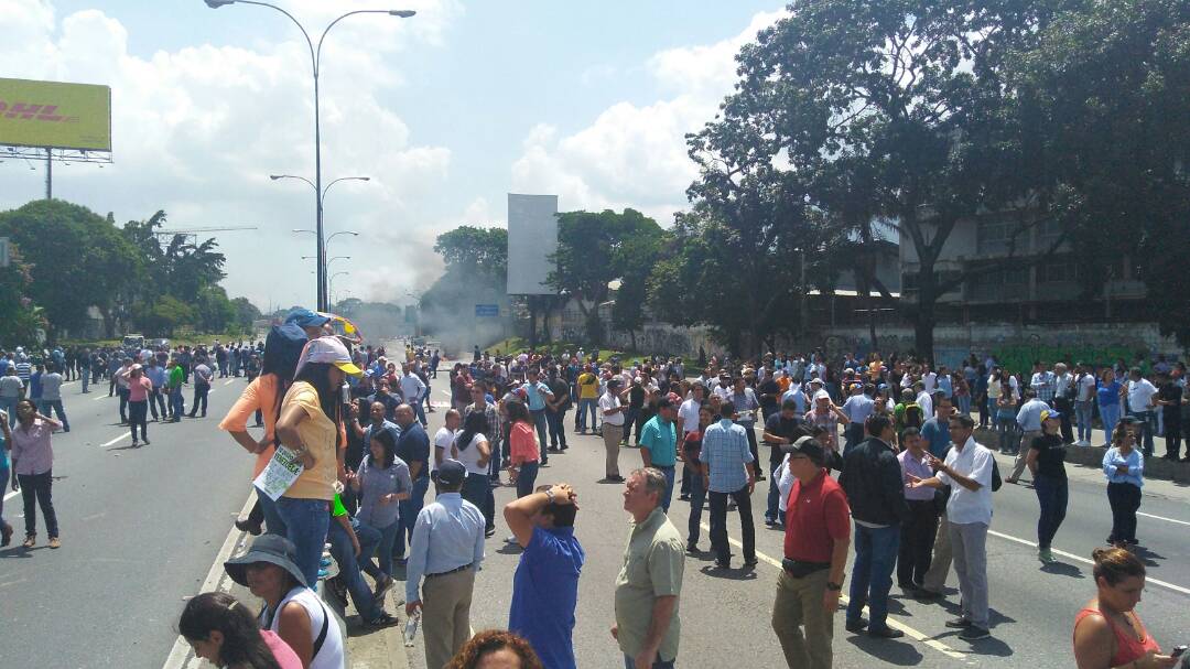 Así se lleva a cabo el trancazo en la Fajardo a la altura de Santa Cecilia #23Jun