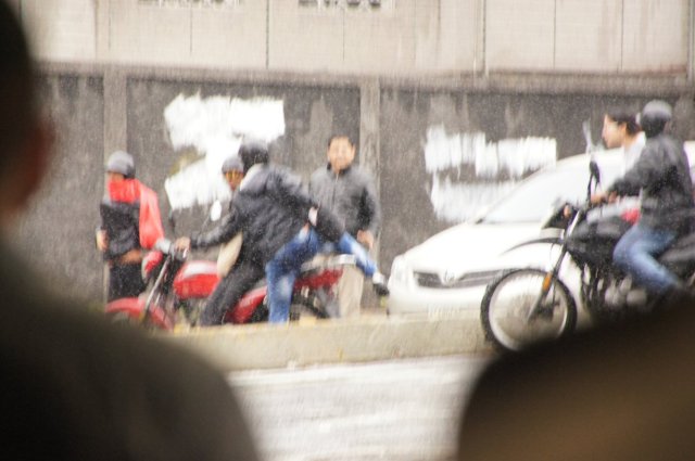 Paramilitares arremetieron contra manifestantes en San Bernardino. Foto: @ABPVenezuela