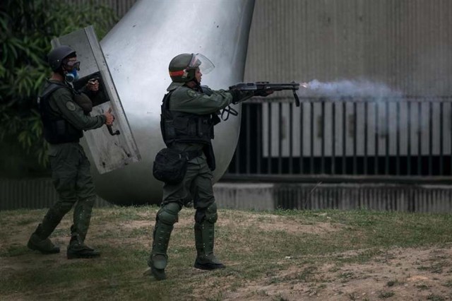 Cuerpos de seguridad redoblan la represión en las marchas. La resistencia sigue. Foto: EFE