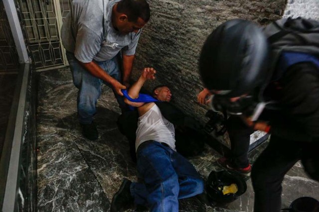 Cuerpos de seguridad redoblan la represión en las marchas. La resistencia sigue. Foto: EFE