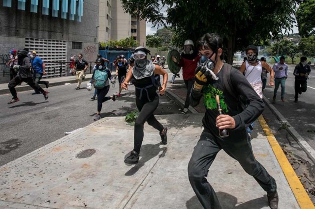 Cuerpos de seguridad redoblan la represión en las marchas. La resistencia sigue. Foto: EFE