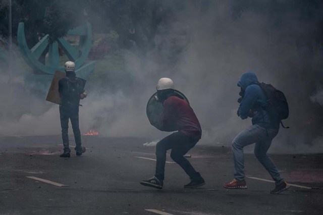 Cuerpos de seguridad redoblan la represión en las marchas. La resistencia sigue. Foto: EFE