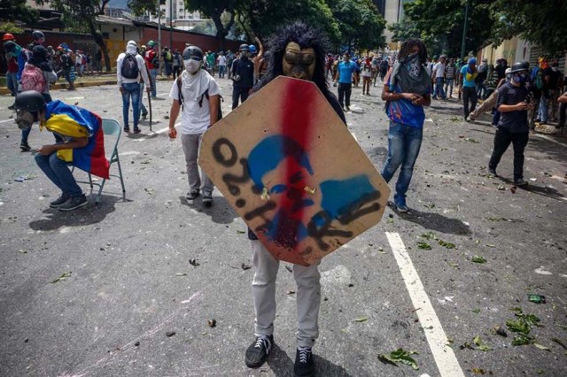 Cuerpos de seguridad redoblan la represión en las marchas. La resistencia sigue. Foto: EFE