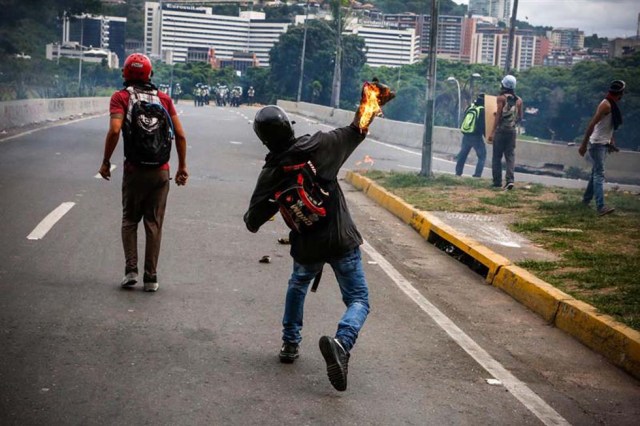 Cuerpos de seguridad redoblan la represión en las marchas. La resistencia sigue. Foto: EFE