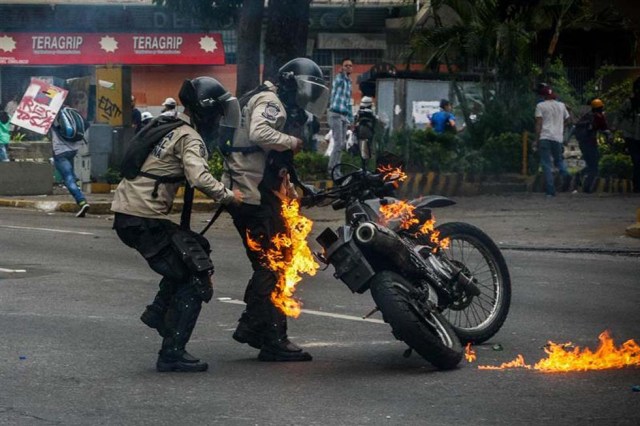 Cuerpos de seguridad redoblan la represión en las marchas. La resistencia sigue. Foto: EFE