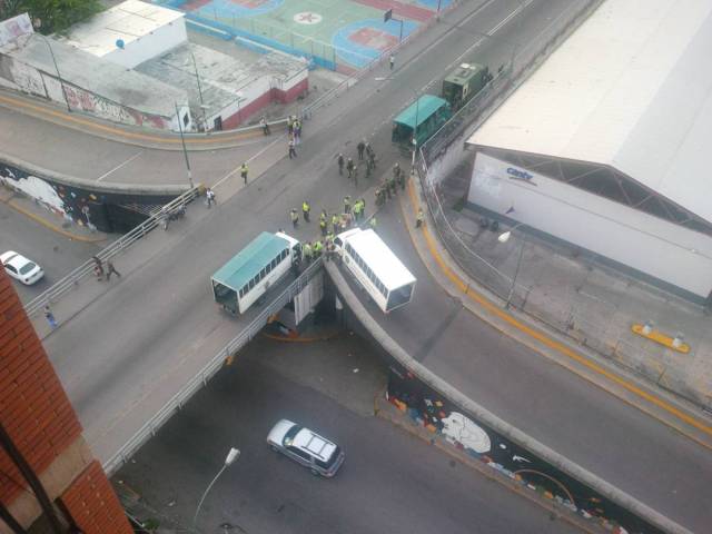 Puente 9 de diciembre con presencia policial / Foto: @moralba3m