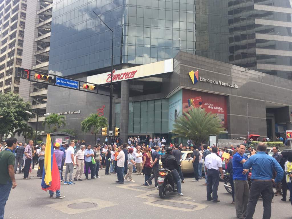 Cierran la Francisco de Miranda a la altura de Los Palos Grandes (Fotos) #23Jun