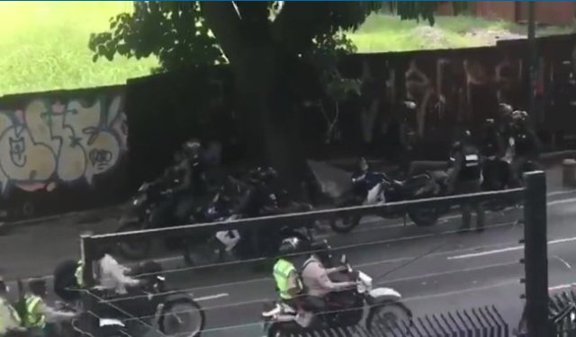 GNB robando a manifestantes en el Altamira Sur. Foto: Captura. 