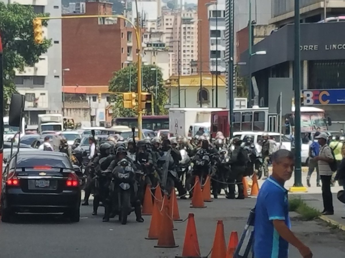 GNB lanzan bombas lacrimógenas a manifestantes en Plaza Venezuela #23Jun (Video)