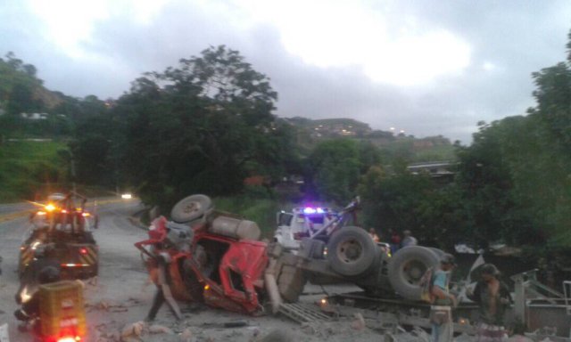 Una gandola volcó en Tazón al colisionar con un objeto fijo / Foto: Jorge Galindo