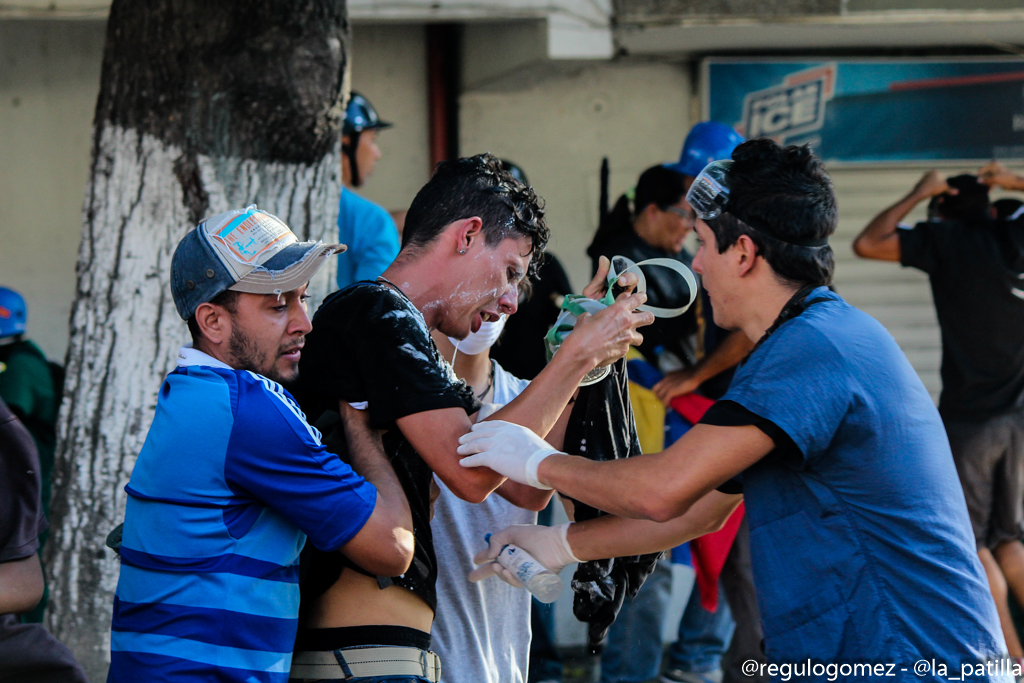 Un camión “de balls” le pararon al defensor: Los gases venenosos que le echaron a Venezuela (FOTOS)