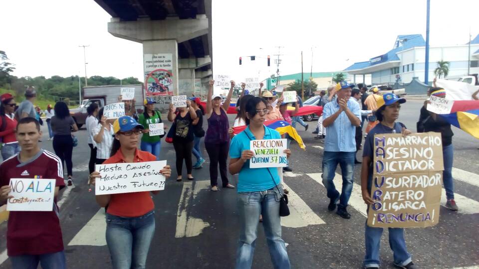 Guarenas y Guatire trancaron este #23Jun (fotos)