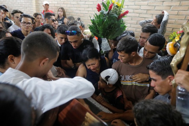 Funeral de Neomar Lander / REUTERS/Marco Bello