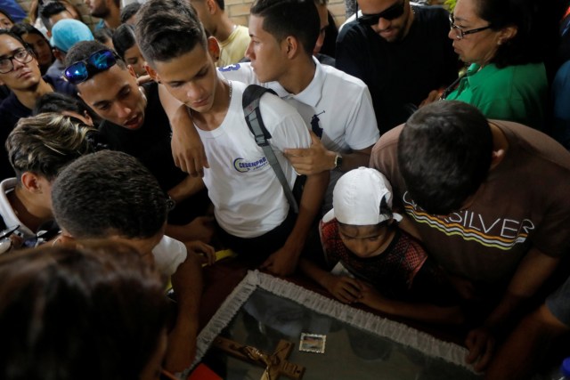 Funeral de Neomar Lander / REUTERS/Marco Bello