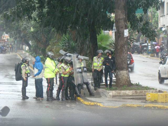 Colectivos y PNB mantienen asediados a vecinos de La Candelaria. Foto: Cortesía