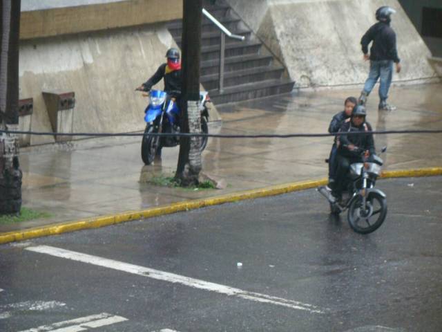 Colectivos y PNB mantienen asediados a vecinos de La Candelaria. Foto: Cortesía