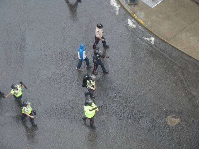 Colectivos y PNB mantienen asediados a vecinos de La Candelaria. Foto: Cortesía