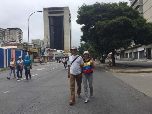  Manifestantes concentrados en la Francisco Fajardo frente a la Carlota / Foto: Regulo Gómez - La Patill