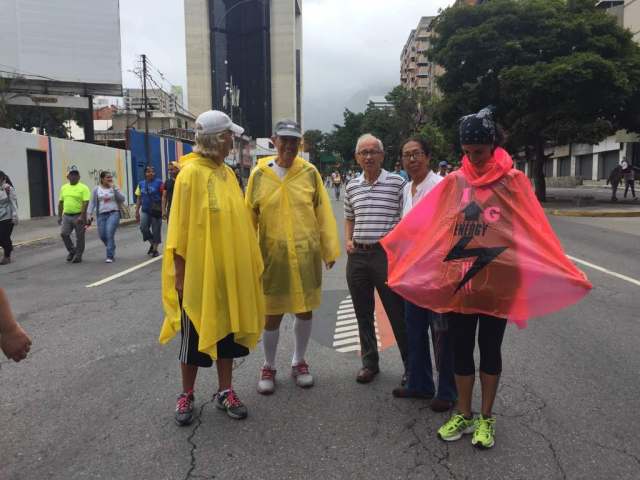  Manifestantes concentrados en la Francisco Fajardo frente a la Carlota / Foto: Regulo Gómez - La Patill