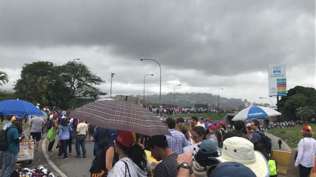 Manifestantes concentrados en la Francisco Fajardo frente a la Carlota / Foto: Andrea Gómez - La Patilla 