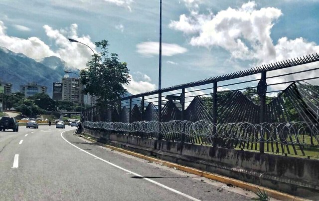 Foto: Instalan alambre de púas en la Base Aérea La Carlota  / Christian Veron 