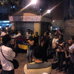Vecinos de La Candelaria protestan en suelo Libertador contra el hambre y la “Prostituyente” (+video)