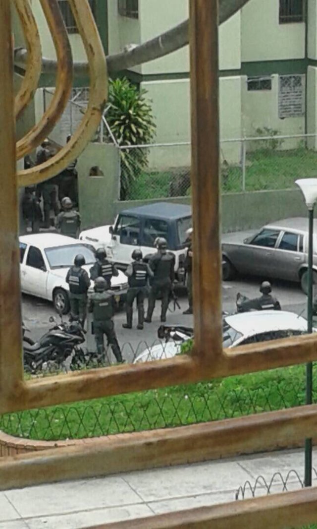 GNB y Poliguaicaipuro allanan residencias en El Barbecho, Los Teques #1Jun 