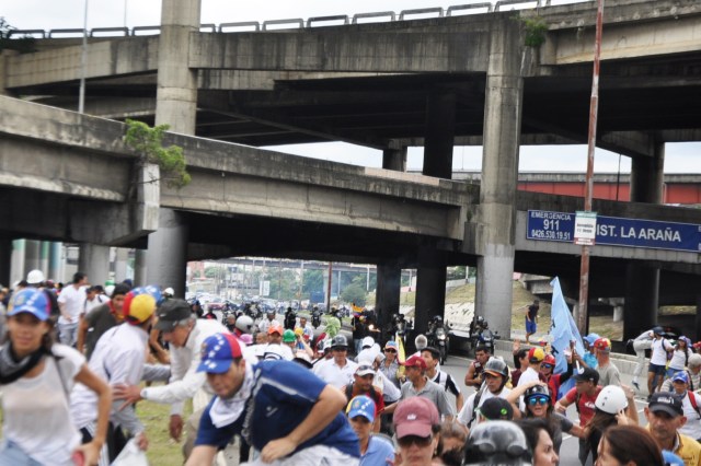 La represión alcanzó a los manifestantes en la Fajardo (Foto: News Report)