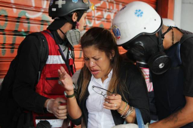 Personas afectadas tras la represión de la GNB en la Plaza Francia en Altamira, Foto: Lapatilla /Régulo Gómez 