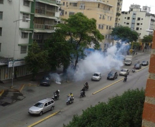 Funcionarios de la PNB reprimen a manifestantes que se concentraban en la avenida Victoria / Foto: El Nuevo País