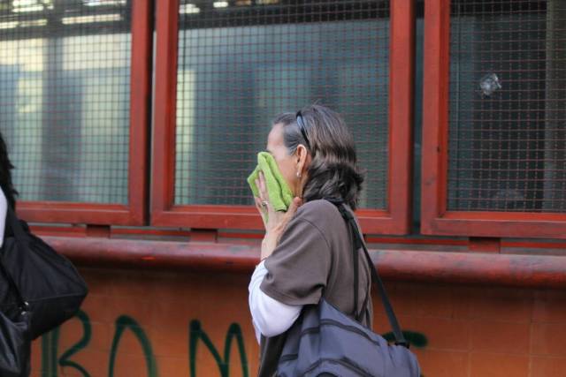 Personas afectadas tras la represión de la GNB en la Plaza Francia en Altamira, Foto: Lapatilla /Régulo Gómez 