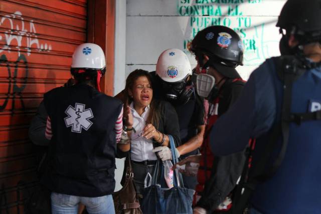 Personas afectadas tras la represión de la GNB en la Plaza Francia en Altamira, Foto: Lapatilla /Régulo Gómez 