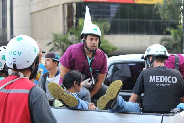 Personas afectadas tras la represión de la GNB en la Plaza Francia en Altamira, Foto: Lapatilla /Régulo Gómez 