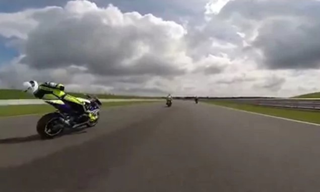 ¡SORPRENDENTE! Motociclista pierde el conocimiento en plena carrera a 225 Km/h (se salvó)