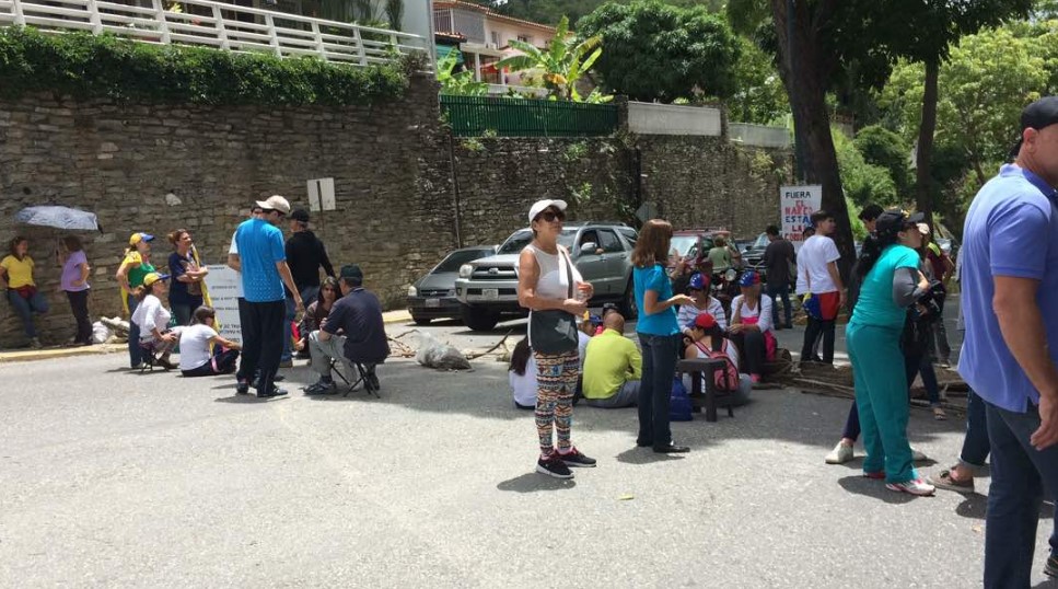 Habitantes de Alto Prado trancaron las calles en rechazo a la violencia este #26Jun (FOTO)