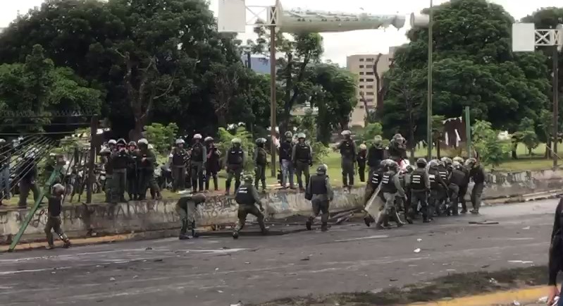 ¡Para lo que quedaron! La GNB recogiendo la reja de La Carlota (Video)