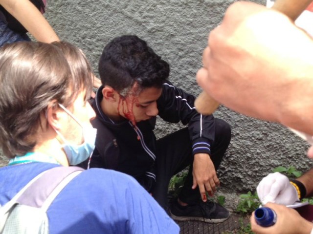 Foto: Un joven resultó herido por una bomba lacrimógena en trancazo de la UCV / Cortesía 