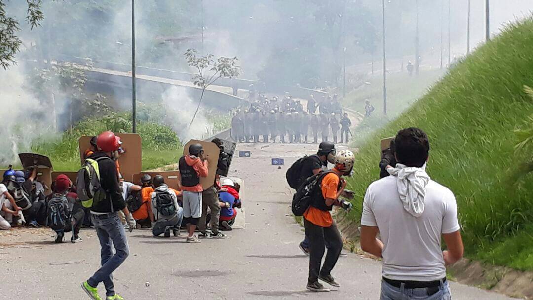 Más de 20 alumnos heridos de la Unimet dejó represión en el Distribuidor Metropolitano