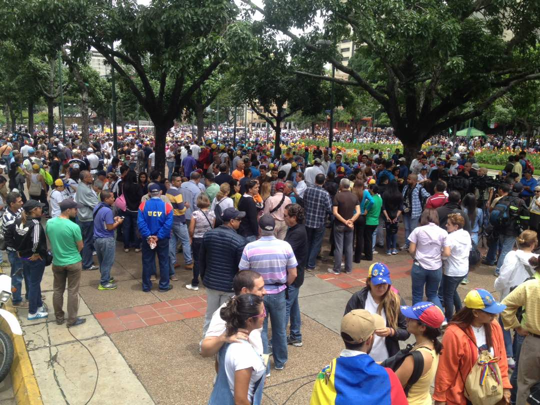 Manifestantes de la oposición vuelven a concentrarse en Altamira tras ser reprimidos