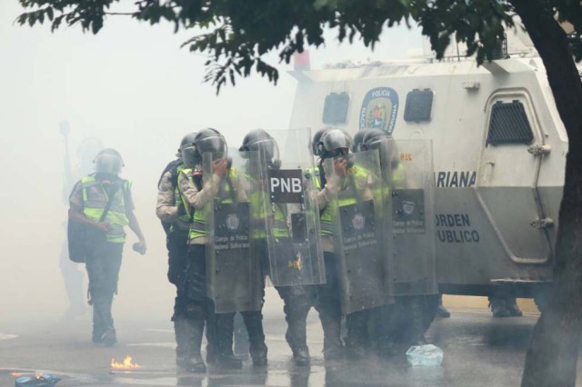 La represión despiadada de los cuerpos de seguridad no logra doblegar a la resistencia opositora. Foto: Eduardo Ríos / LaPatilla.com