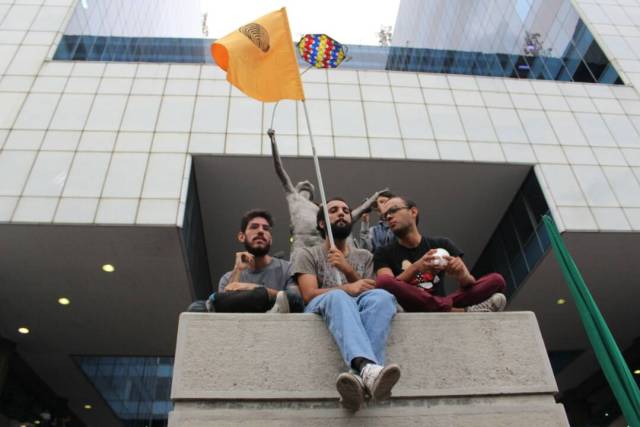 Opositores realizan homenaje a los caídos durante las manifestaciones. Foto: Régulo Gómez / LaPatilla.com 