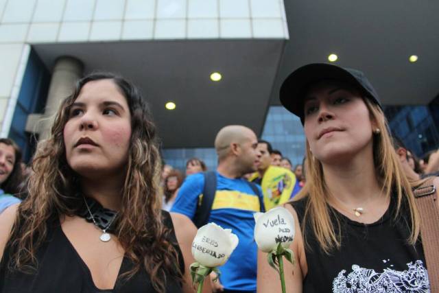 Opositores realizan homenaje a los caídos durante las manifestaciones. Foto: Régulo Gómez / LaPatilla.com 