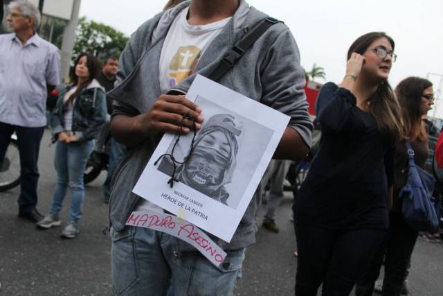 Opositores realizan homenaje a los caídos durante las manifestaciones. Foto: Régulo Gómez / LaPatilla.com 